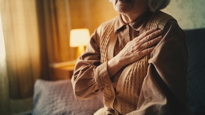 老年妇女强烈感到胸痛，患心脏病，出现健康问题