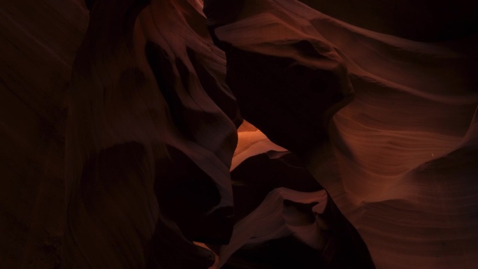 亚利桑那州的羚羊峡谷，沙漠中美丽的地方。光滑的红色砂岩墙。