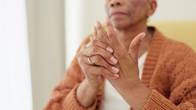 一位老年妇女在她的养老院，与医疗伤害或问题作斗争的手，疼痛和关节炎。保健，疼痛或腕管与老年居民在辅助