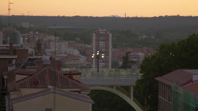 马德里塞戈维亚高架桥上的日落