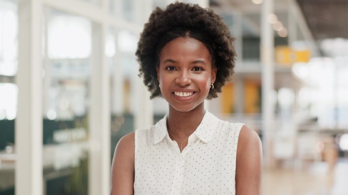 脸，业务和快乐的黑人妇女在办公室，工作场所和公司的创业生涯。在肯尼亚工作的非洲设计师、企业家或创意员