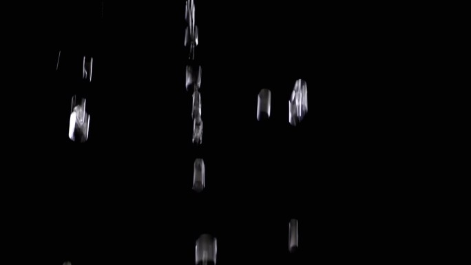 透明的水滴与飞溅落在一个空的黑色背景