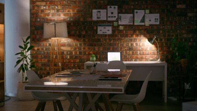 空的办公室，办公桌和家具，笔记本电脑用于工作，内部和共同工作空间，以提高启动时的生产力。电脑，桌子或