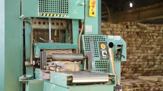 印度南克什米尔普尔瓦马木铅笔厂的开槽机。特写镜头