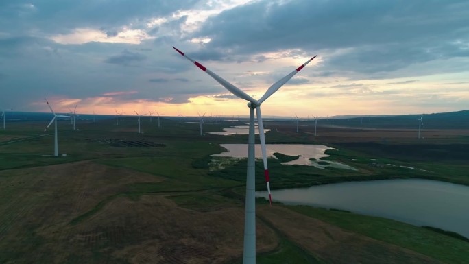 田野里风车农场的鸟瞰图。世界能源危机。绿色能源生产理念。风力涡轮机产生清洁的可再生能源。