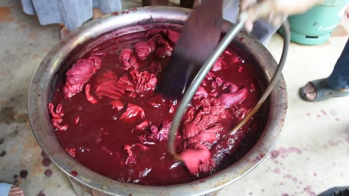 泰国人学习蜡染和扎染，从煮沸的虫胶中染出天然的粉红色