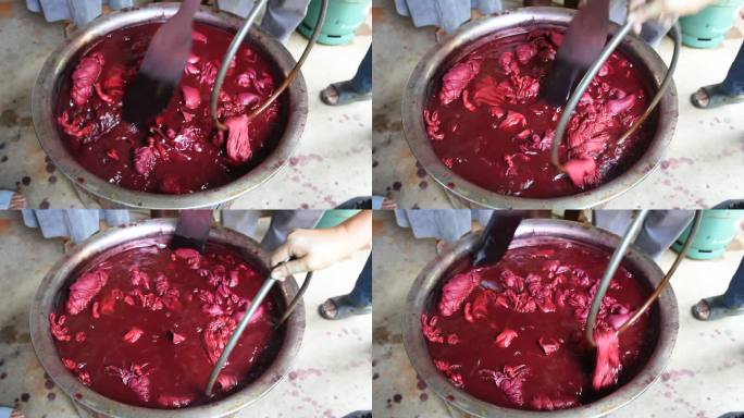 泰国人学习蜡染和扎染，从煮沸的虫胶中染出天然的粉红色