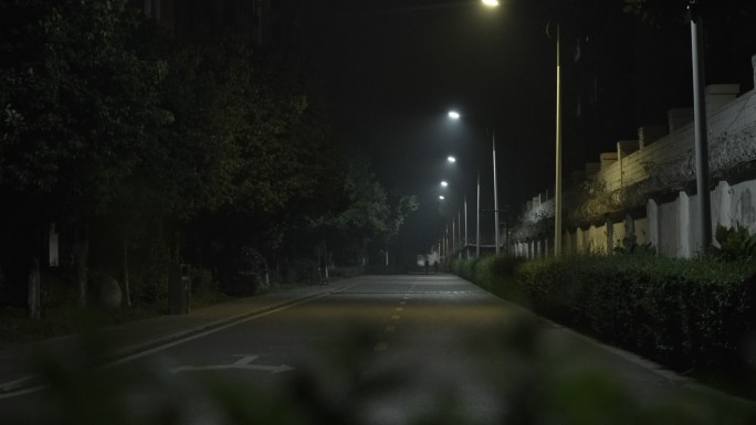 学校夜晚道路