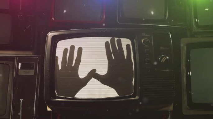 闹鬼的电视机与鬼手在屏幕上。近距离，4K分辨率。