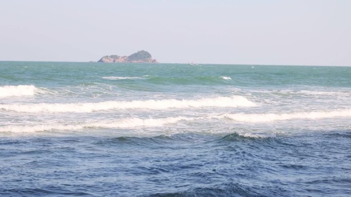 宁静的海浪拍打着海岸