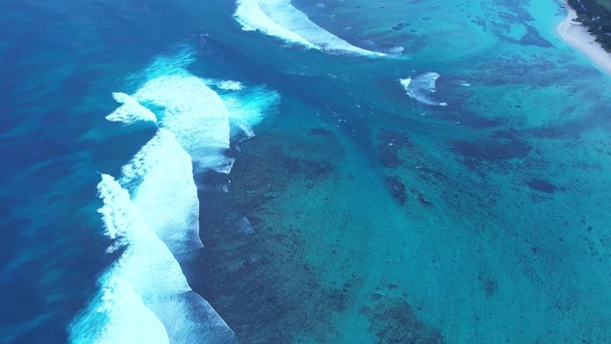 无人机视角俯瞰大海海面