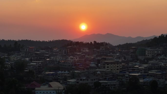 乡村日落，黄昏时候的农村，落日霞光满天