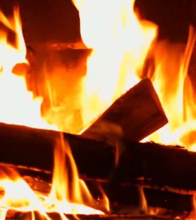 壁炉里燃烧的发光的柴火的特写