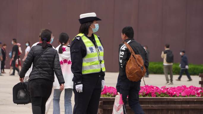 节假日警察维护秩序