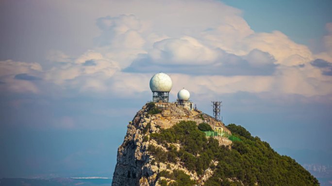 直布罗陀岩石顶部的气象气象监视雷达，云层在后面流动