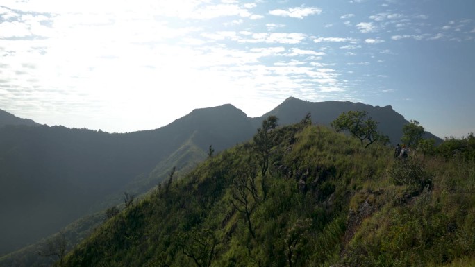 一个西方人沿着东非壮丽的山脊线徒步旅行。