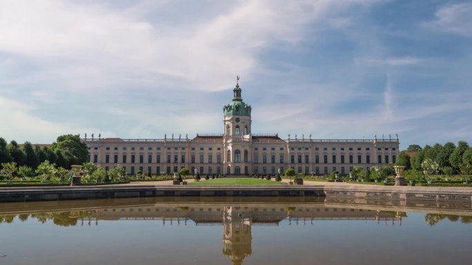 德国柏林——2022年7月19日:巴洛克式夏宫夏洛滕堡宫(Schloss)背面的时间流逝