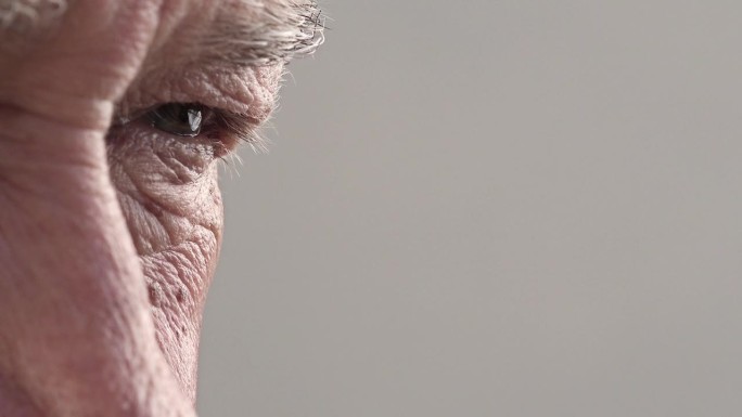 老人的眼睛有很多复制空间:老人沉思的男人的眼睛