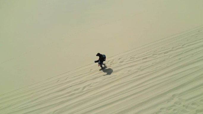 一个人行走在沙漠