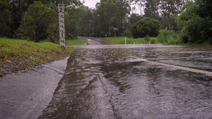 昆士兰州黄金海岸，2024年2月16日——澳大利亚昆士兰州东南部，暴雨继续肆虐，洪水涌入Mudgee