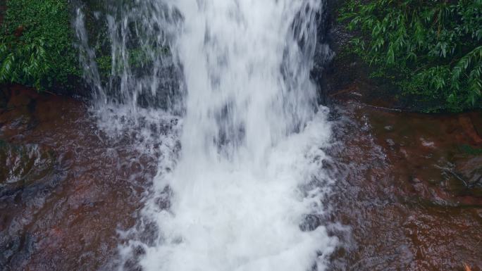 水流水花击打地面