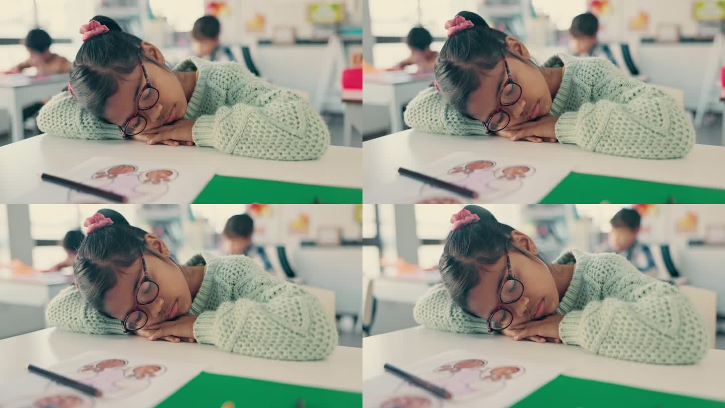 累了，睡了，孩子坐在课桌上，在幼儿园或在学校无聊。疲劳、放松或儿童躺在桌子上，女生身心俱疲，在学习、