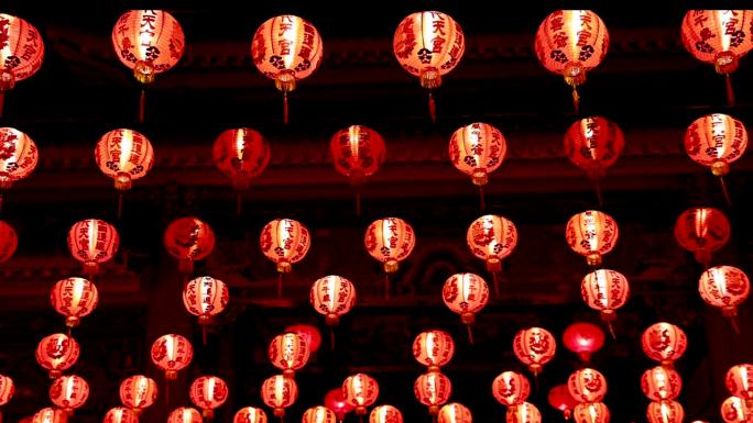 灯笼是中国春节喜庆节日的装饰物。