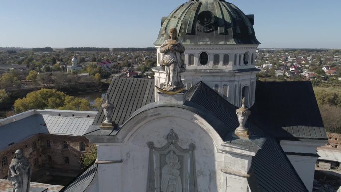 在乌克兰日托米尔州的历史名城别尔迪切夫，无人驾驶飞机起重机升起，近距离拍摄了裸加尔默罗会修道院的细节