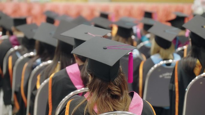 鸟瞰图戴着毕业帽和毕业服的毕业生在大学祝贺毕业生
