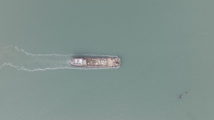 航拍俯瞰威海市双岛湾运砂船填海造礁航行