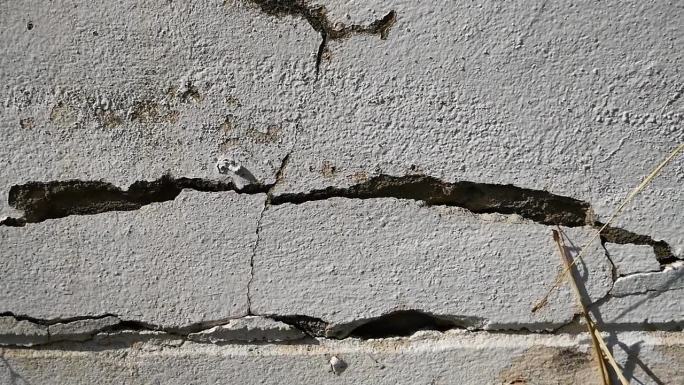 老旧混凝土墙面纹理裂缝大，墙面脏污，破损大。