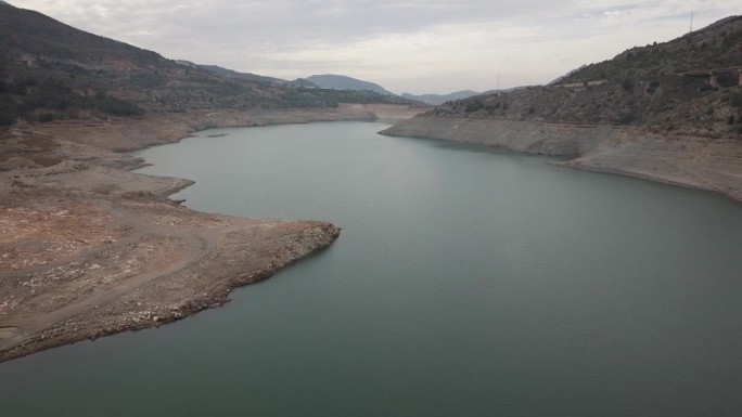 西班牙安达卢西亚格拉纳达地区的水库和水力发电厂“Embalse de Rules”处于低水位