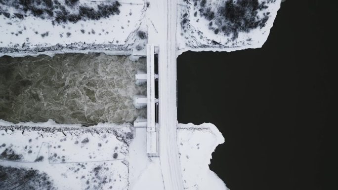 高空自顶向下空中急水通告控制结构水电站大坝河湖雪景北部冬季加拿大马尼托巴省