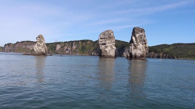 堪察加半岛上的三兄弟岩石