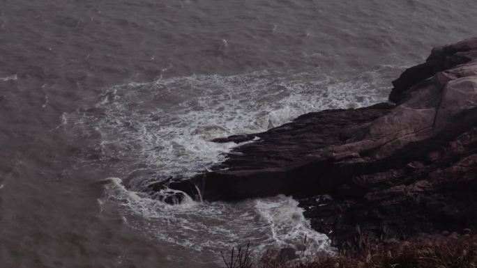 小岛岸边海浪