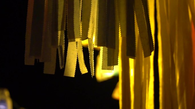 灯笼是中国新年喜庆节日的装饰，夜灯在黑暗中慢慢旋转。