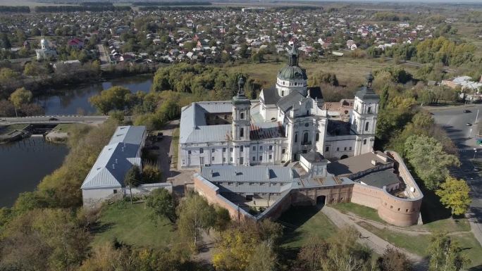 乌克兰日托米尔州历史名城别尔季切夫的裸加尔默罗修道院的空中无人机向下拍摄。乌克兰各地的旅游目的地