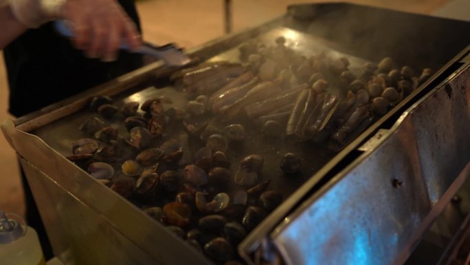 夜间烧烤蛤蜊和蛏子
