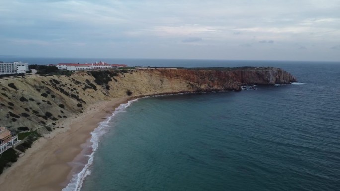 无人机拍摄的景观与5星级酒店在葡萄牙海岸面对大西洋。
