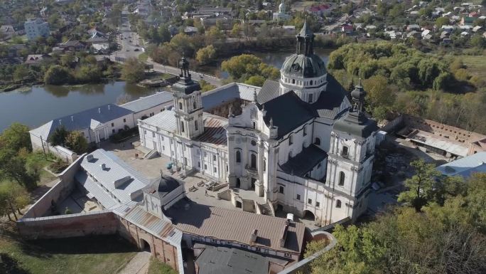 乌克兰日托米尔州历史名城别尔季切夫的裸加尔默罗修道院的空中无人机向下拍摄。