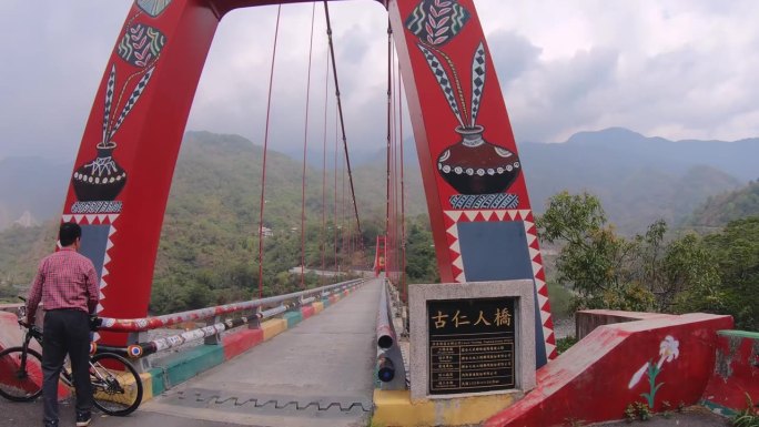 台湾五台乡，2019年3月20日:垂直上下行走于绘有台湾原住民艺术图形部落设计的古人桥窄门通道入口，