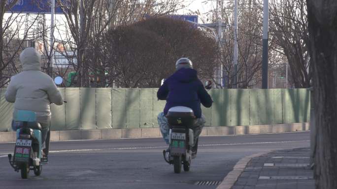 繁忙城市交通骑行早晨忙碌人们行人早高峰