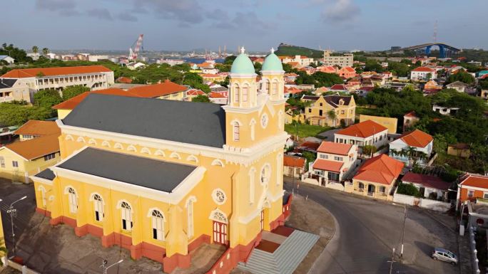 黄金时刻之光照亮了库拉索岛奥特罗班达圣法米亚教堂的橙色小教堂