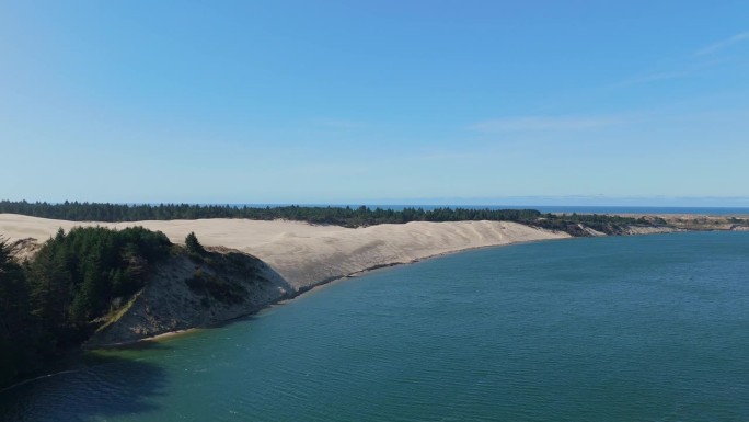俄勒冈州的沙丘在苏斯瓦夫河佛罗伦萨俄勒冈海岸空中无人机视频