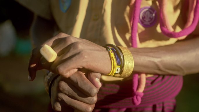 乌干达卡拉莫琼部落战士在日落时佩戴的饰品。特写镜头