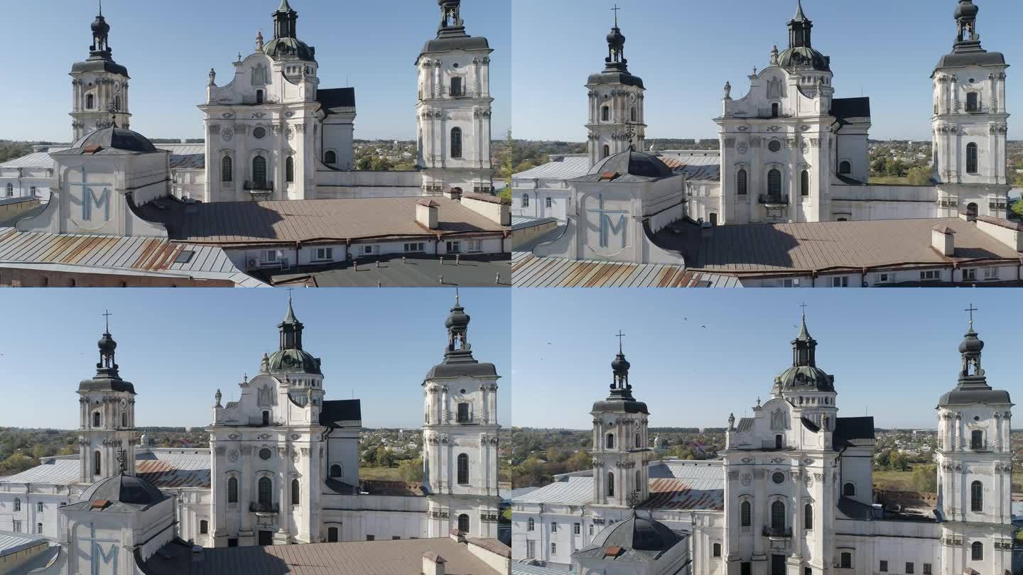 无人机在乌克兰日托米尔州的历史名城别尔迪切夫的裸加尔默罗修道院的镜头。乌克兰各地的旅游目的地