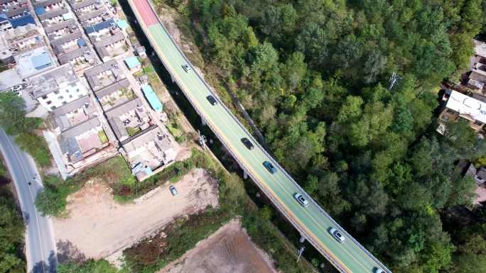 甘肃 航拍  麦积山 高速公路 车队