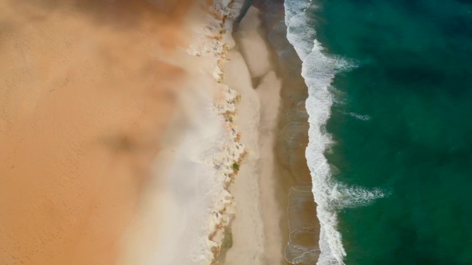 鸟瞰大海、海浪和莫罗布兰科悬崖，塞拉，巴西