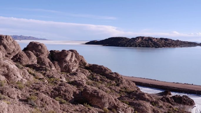 在玻利维亚贫瘠的高海拔地区，潘横跨乌尤尼盐湖表面