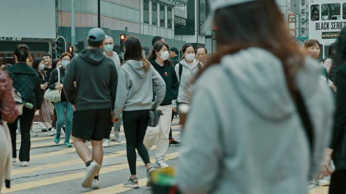 青橙色电影感：香港繁华街头人流车流